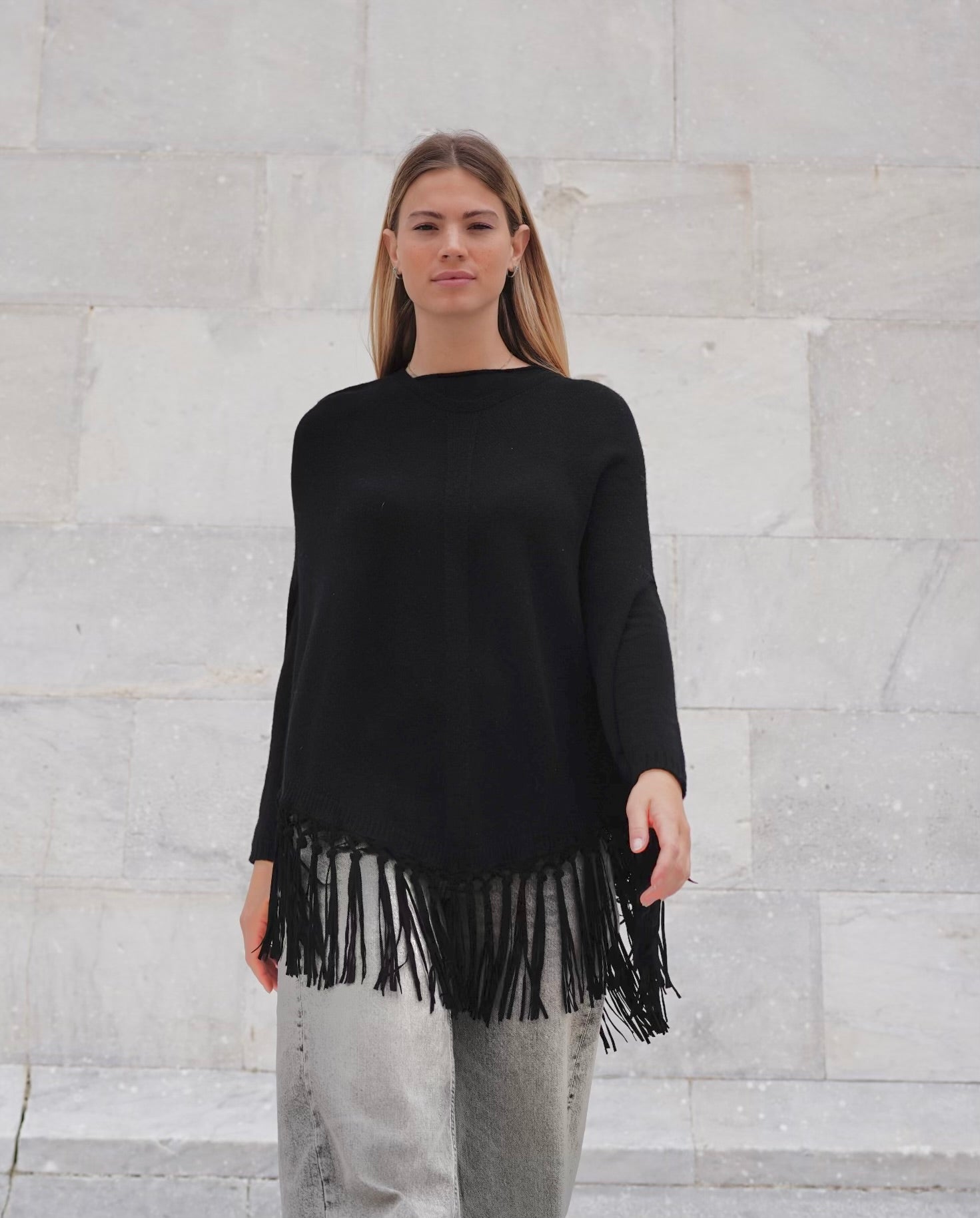 Poncho in puro cashmere con frange in pelle