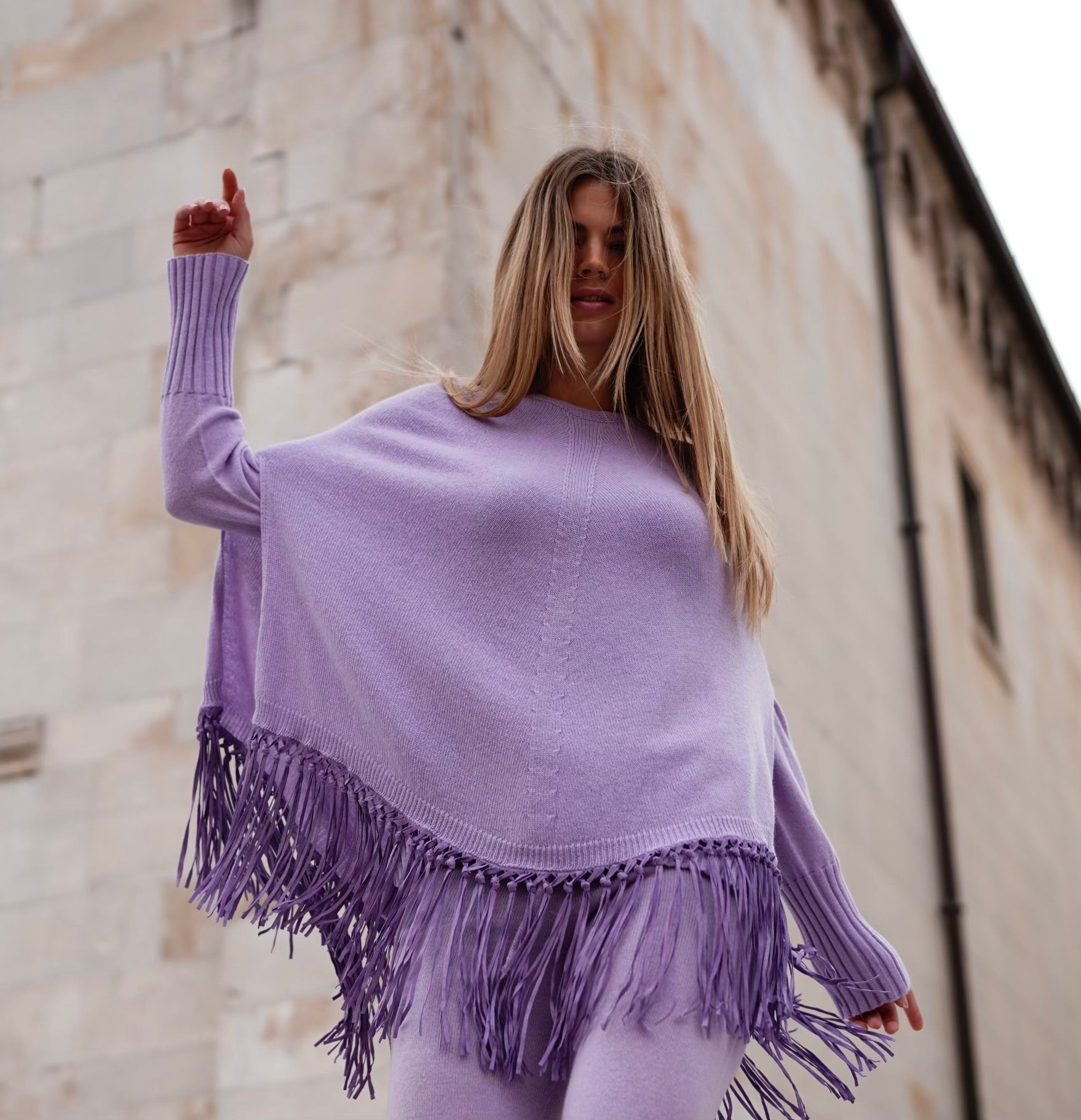 Poncho in puro cashmere con frange in pelle