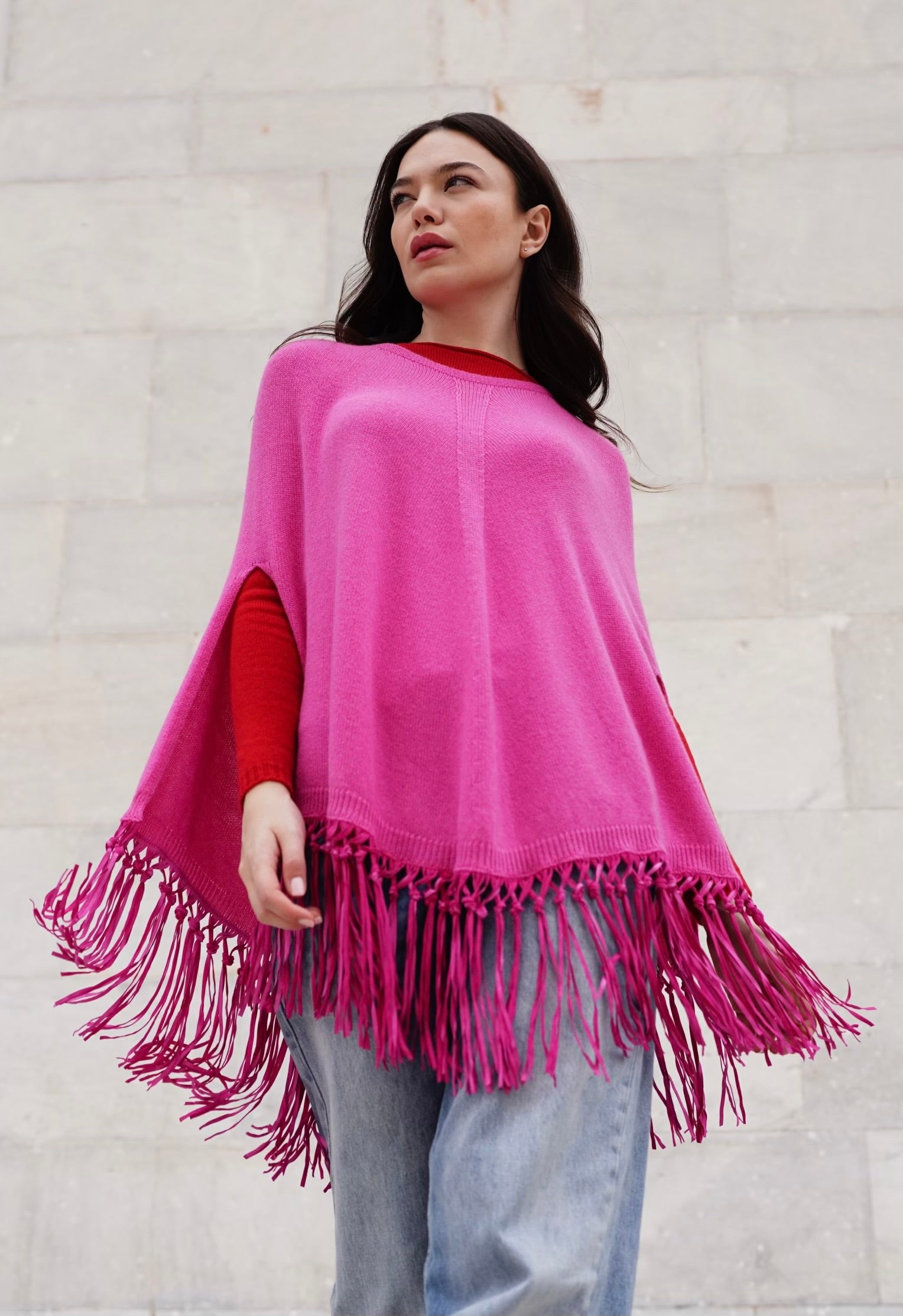 Poncho in puro cashmere con frange in pelle