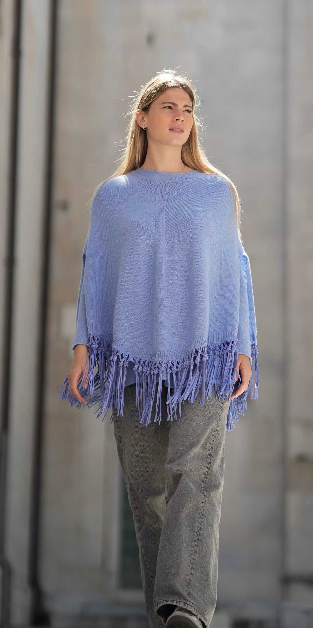 Poncho in puro cashmere con frange in pelle