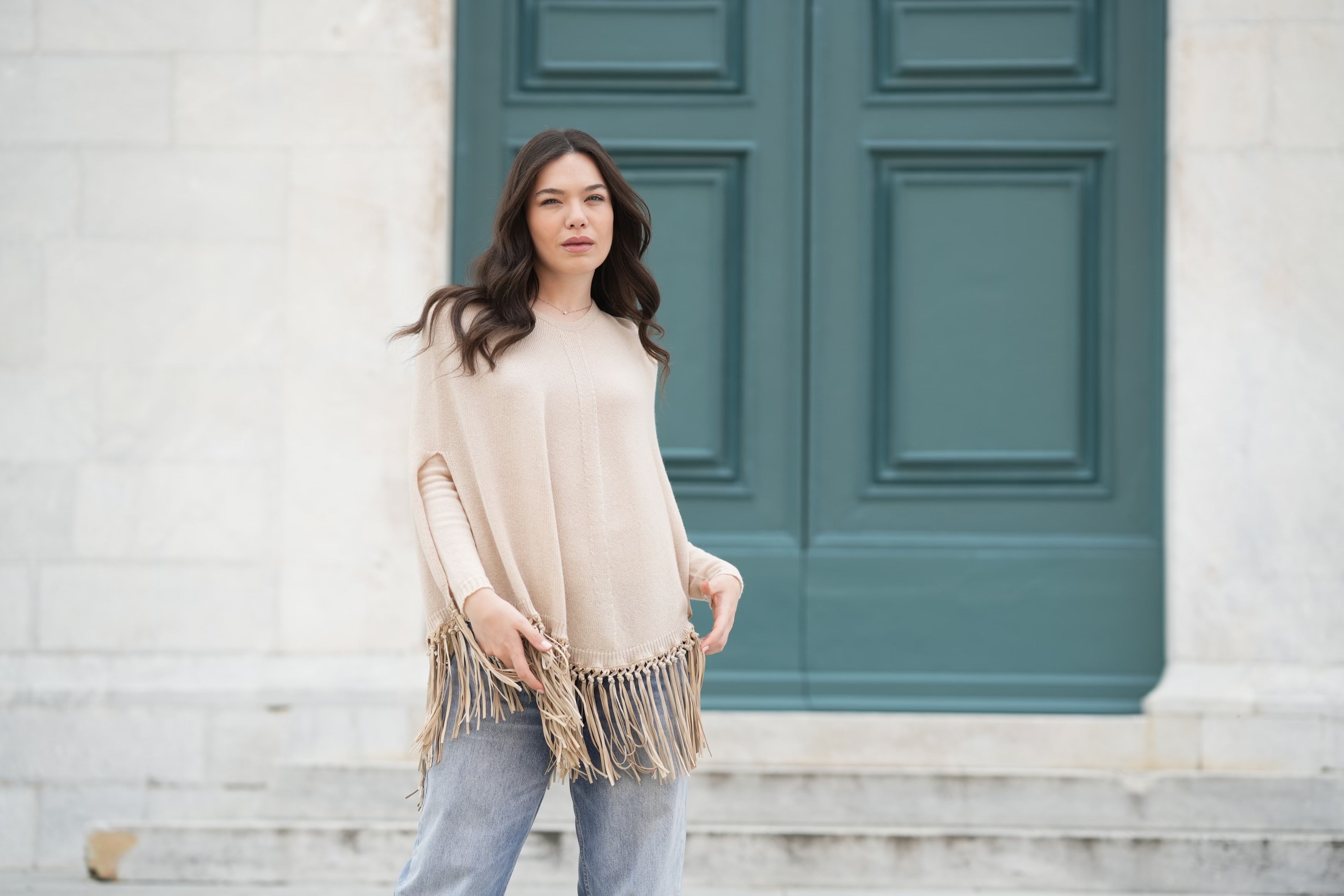 Poncho in puro cashmere con frange in pelle