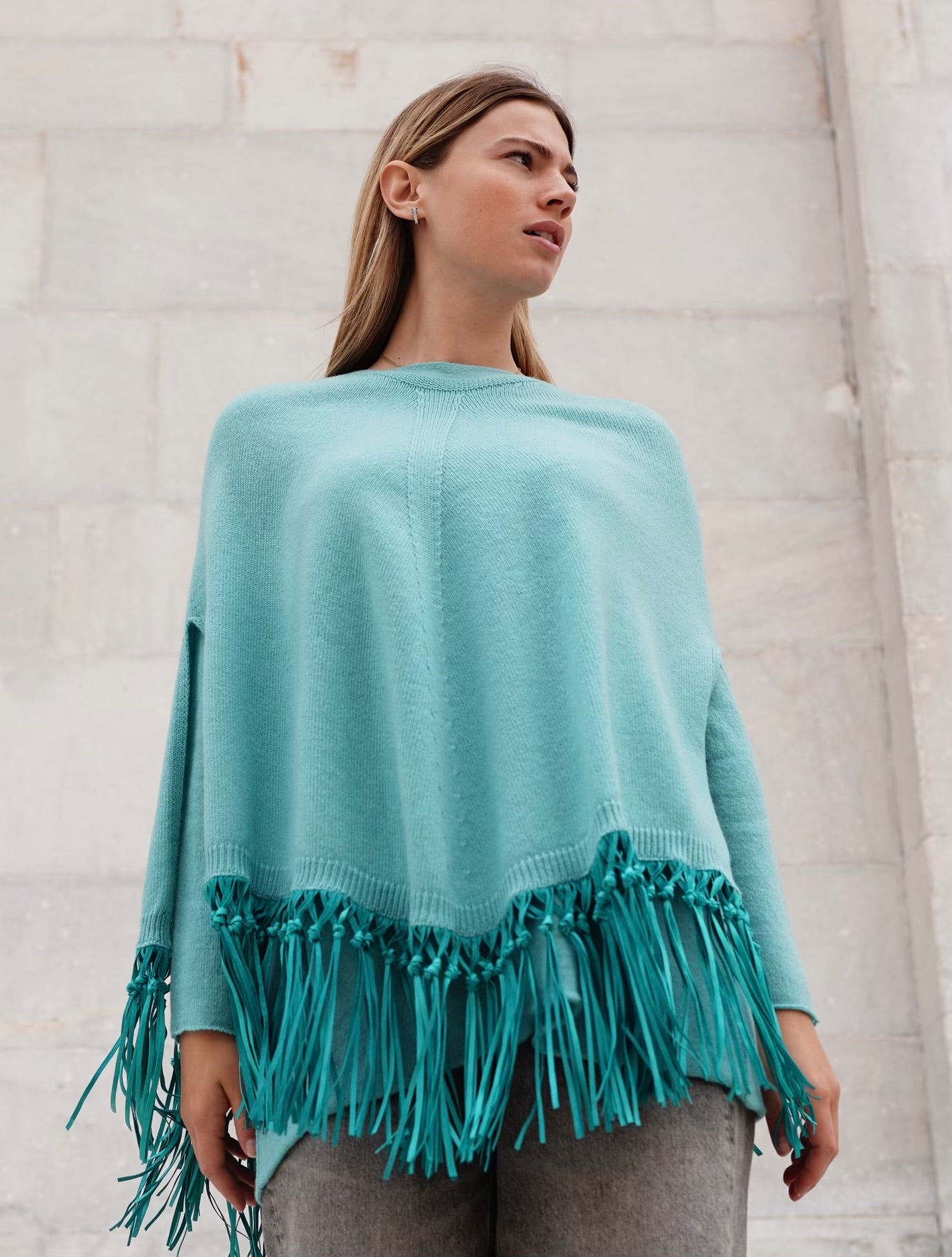 Poncho in puro cashmere con frange in pelle