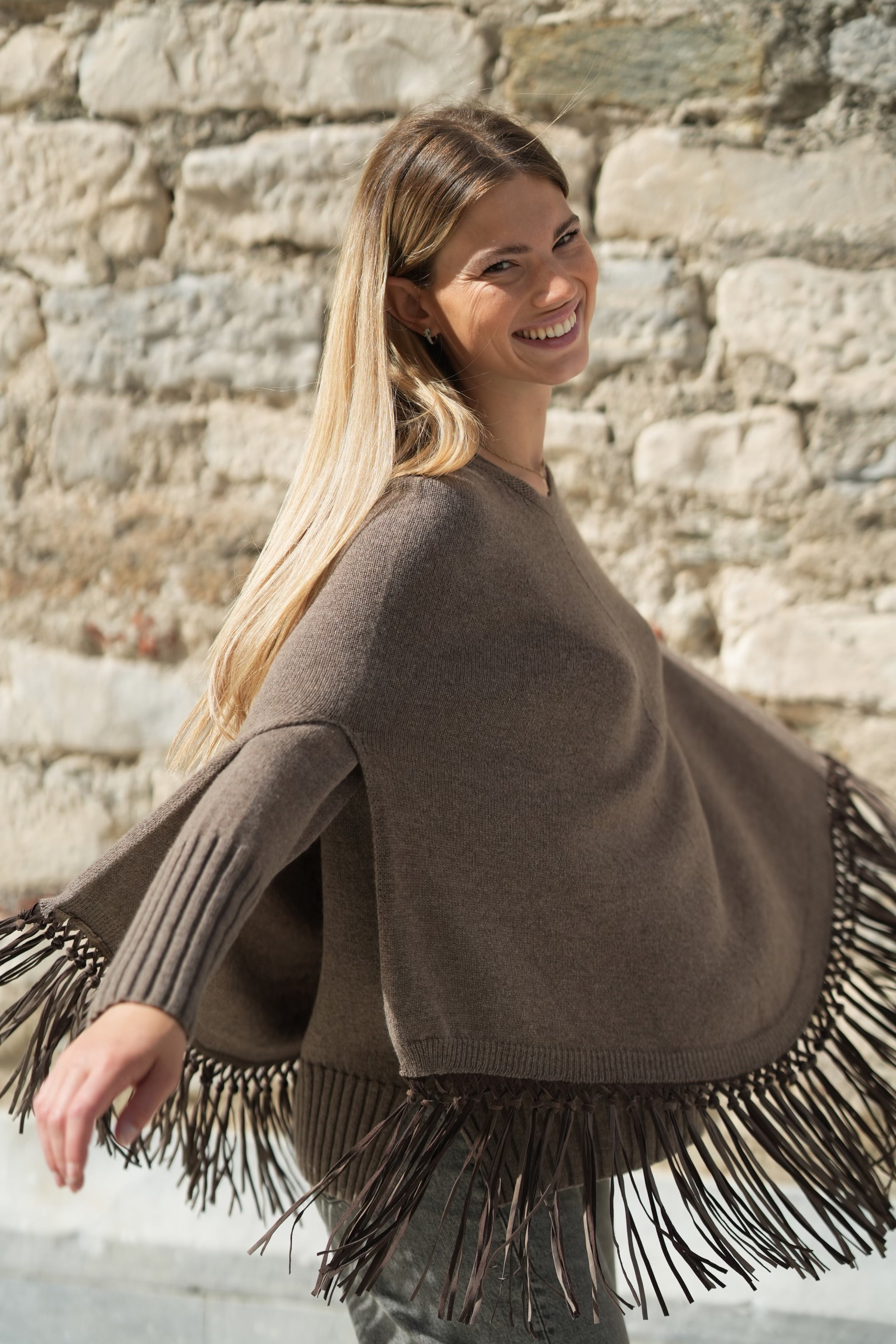 Poncho in puro cashmere con frange in pelle