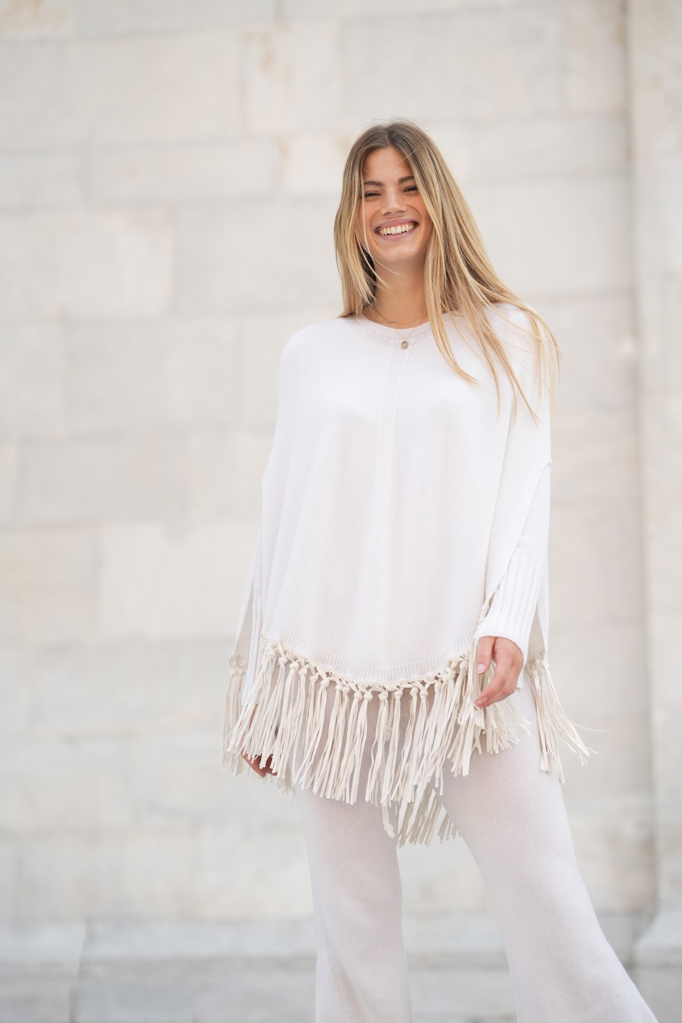 Poncho in puro cashmere con frange in pelle