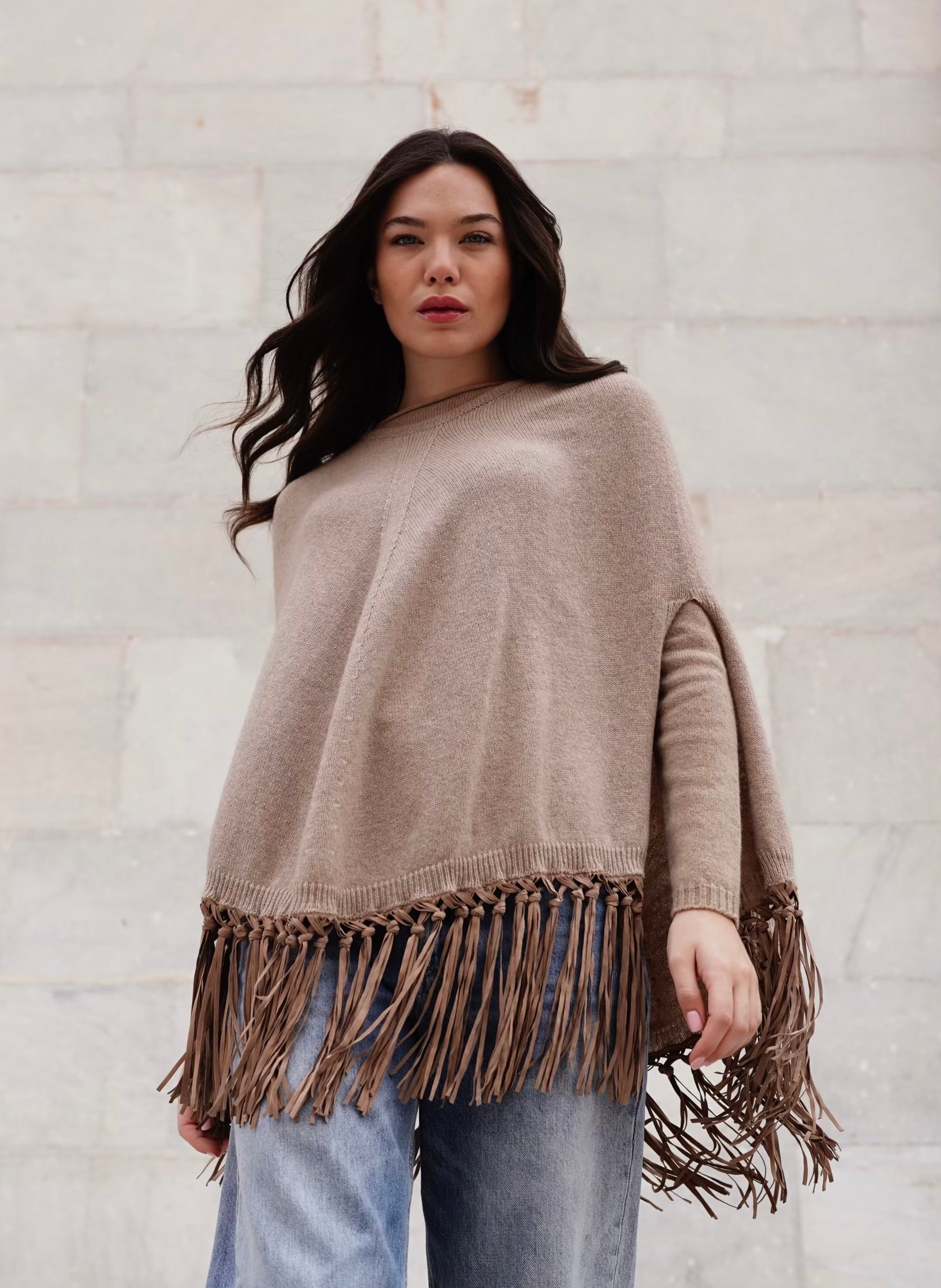 Poncho in puro cashmere con frange in pelle