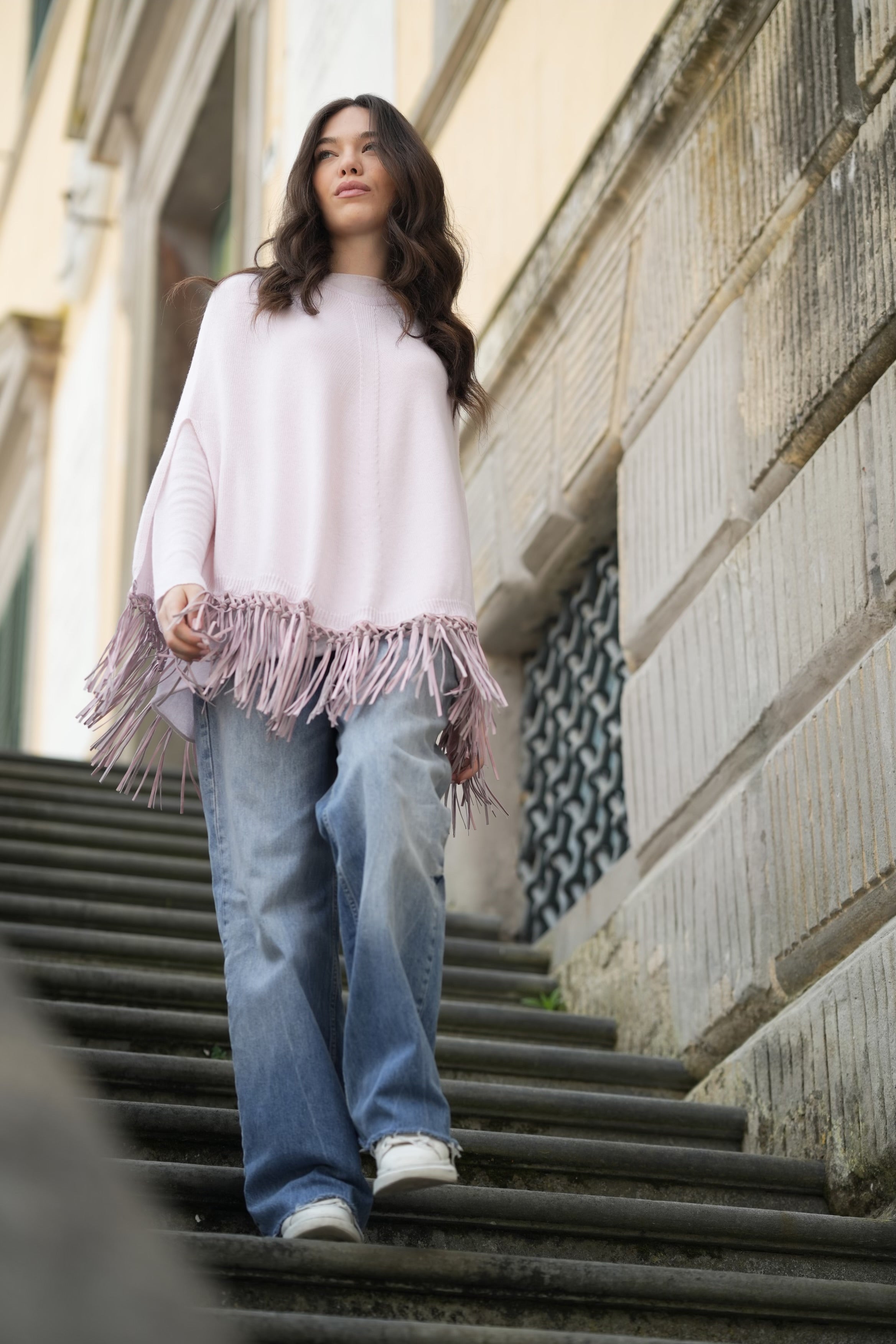 Poncho in puro cashmere con frange in pelle